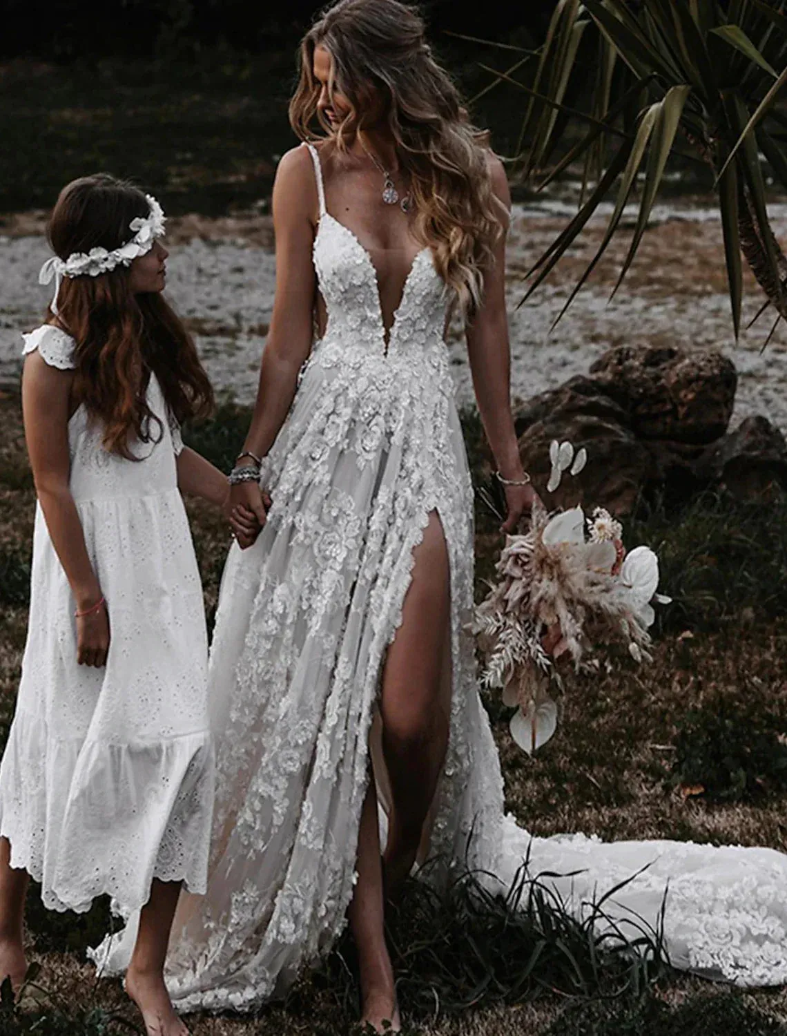 Beach Sexy Boho Wedding Dresses A-Line Sweetheart Camisole Spaghetti Strap Court Train Lace Outdoor Bridal Gowns With Appliques Split Front 2023 Summer Wedding Party, Women__ Clothing